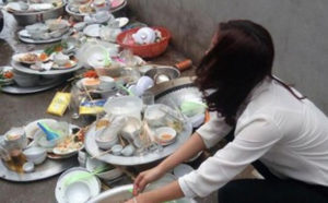 Về ra mắt nhà bạn trai lần đầu bị bắt rửa cả "quảng trường bát đĩa", cô gái giơ chân đá vỡ hết rồi bỏ về