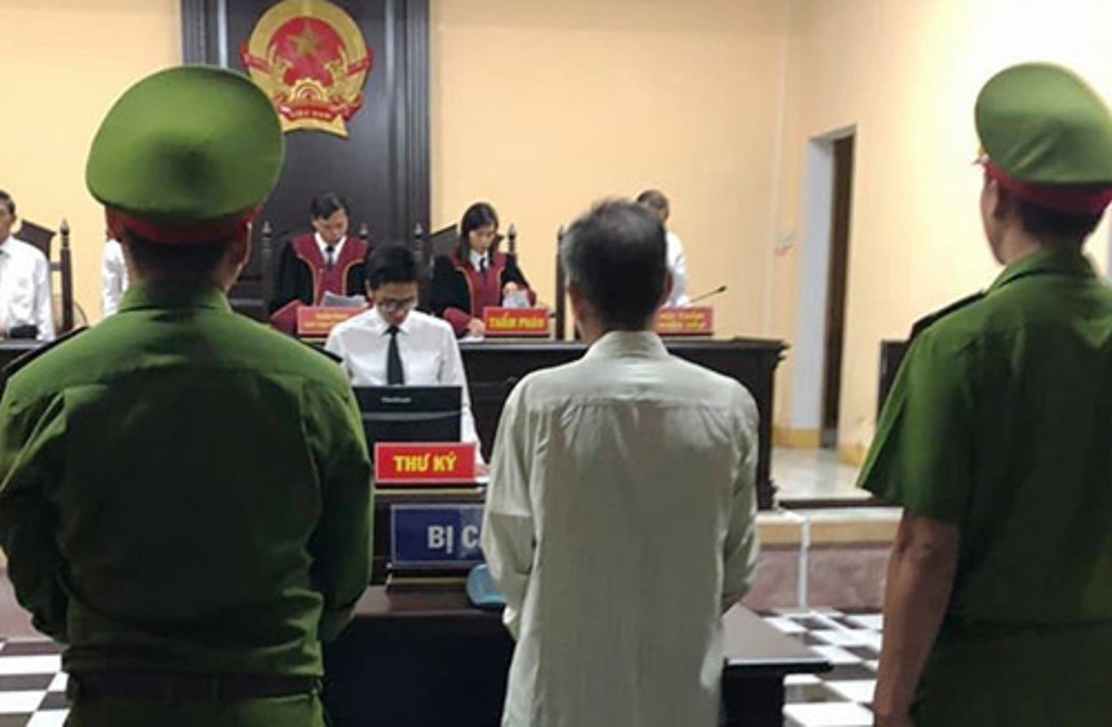 Quảng Nam: Thầy giáo nghiện "phim đen" cưỡng bức học sinh lĩnh án trung thân Quảng Nam: Thầy giáo nghiện "phim đen" cưỡng bức học sinh lĩnh án trung thân